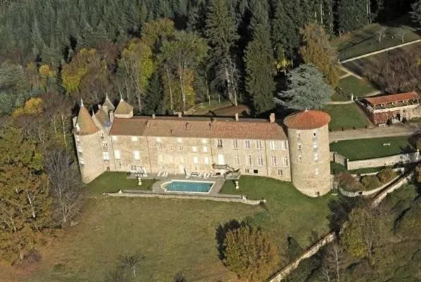 沃洛尔城堡酒店，位于La Monnerie-le Montel的酒店
