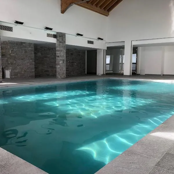 residence avec piscine ,chalet des rennes，位于Crévoux的酒店