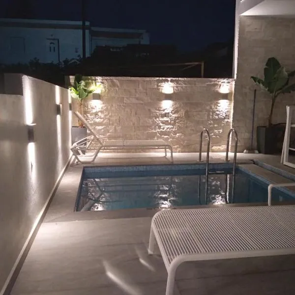Thronos Aqua Appartment 1，位于Monastirákion的酒店