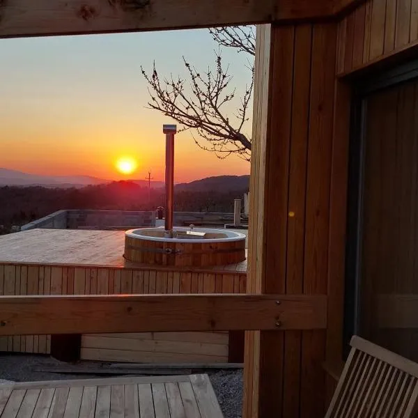Panorama glamping Vipavska dolina，位于Dobravlje的酒店