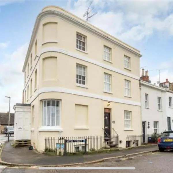 Unique & Stylish Town House, central Cheltenham，位于切尔滕纳姆的酒店