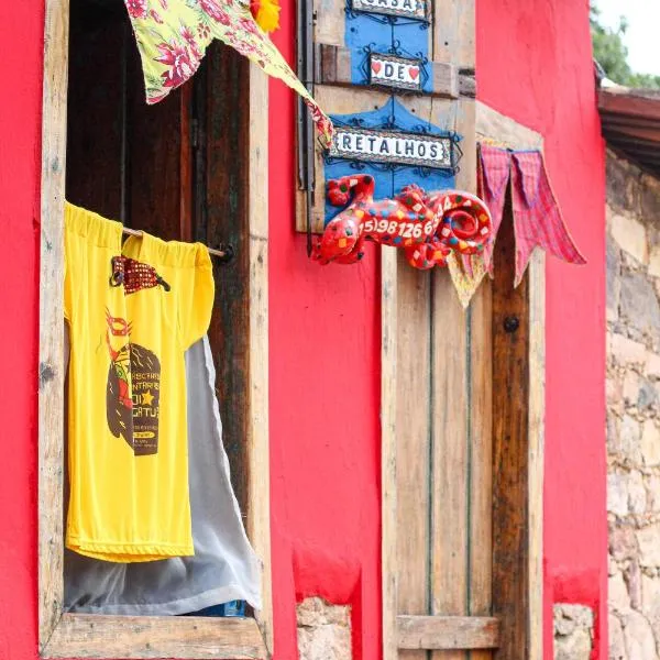 CASA DE RETALHOS Boutique Albergue, casaril histórico, com 5 suítes individuais e cozinha coletiva, no coração da vila de Igatu-Ba, que preserva fortes traços culturais da época do garimpo, venha viver uma experiência única!，位于安达拉伊的酒店