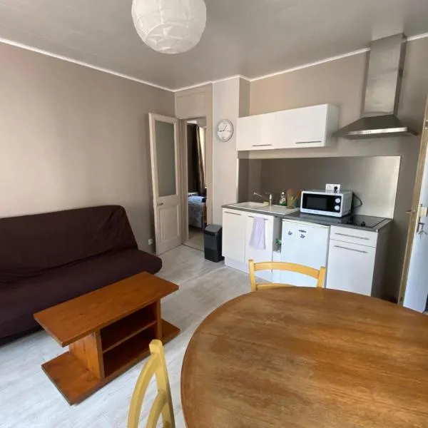 Joli appartement entier T2 centre ville de Cherbourg，位于Acqueville的酒店