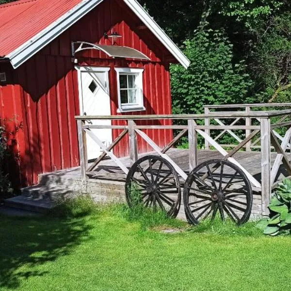 Lillstugan i idyllisk lugn miljö nära Hällungen, Stenungsund，位于Älvängen的酒店