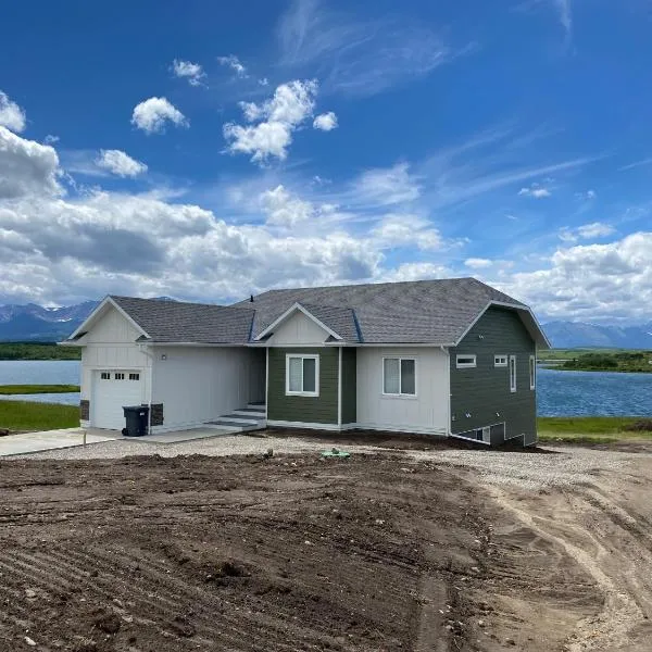 Thistle Ridge (Upper) New Waterton Lakes Area Waterfront Home，位于Mountain View的酒店