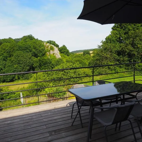 La roche trouée - Maison avec vue à Nismes，位于Faubourg Saint-Germain的酒店