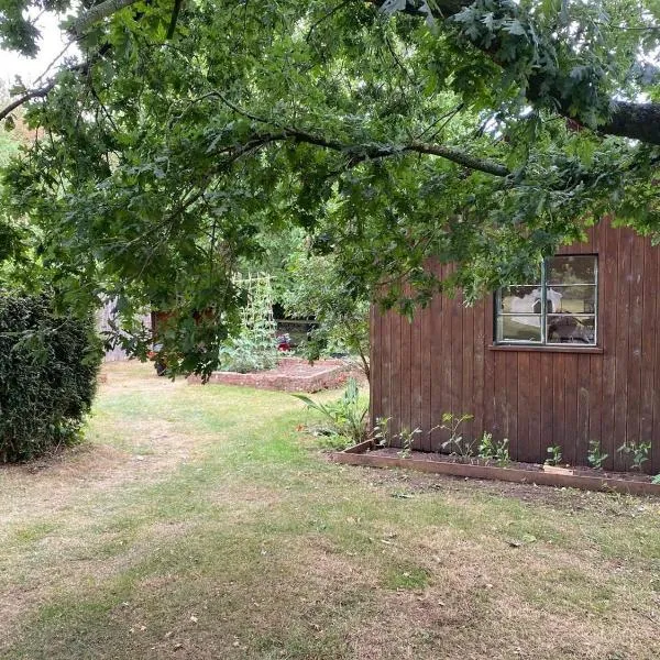 Orchard Cabin Herefordshire Wye Valley，位于Much Marcle的酒店