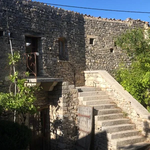 La Tour des Baronnies à la Porte de l eau，位于Montguers的酒店