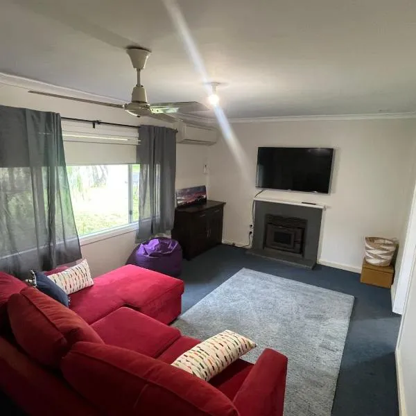 Family Beachside Shack，位于Geographe的酒店