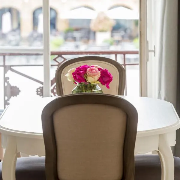 Suites Mana - Bleu Pacifique - Vue sur Place Ducale avec Parking privé inclus，位于沙勒维尔-梅济耶尔的酒店
