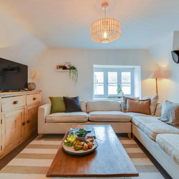 The Nook, Newly Available Relaxed 2 bed, Cotswolds，位于南塞尔尼的酒店
