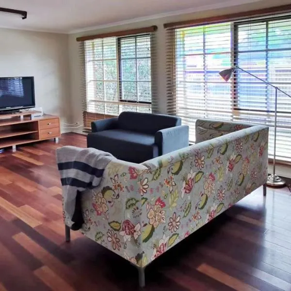 Spacious and cozy home next to Glen Waverley，位于Mordialloc的酒店