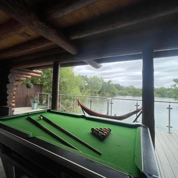 Woodpecker Log Cabin with hot tub, pizza oven bbq entertainment area, lakeside with private fishing peg situated at Tattershall Lakes，位于塔特舍尔的酒店