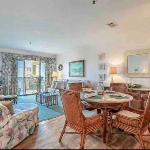 Lovely 2-bedroom condo with pool，位于默特尔比奇的酒店