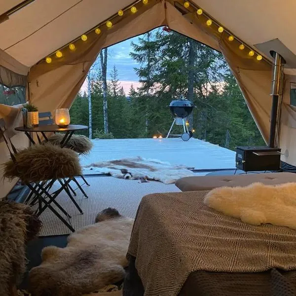 Glamping Tent with amazing view in the forest，位于Amnerud的酒店