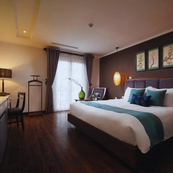 Hotel Emerald Waters Classy，位于Hoài Dưc Phủ的酒店