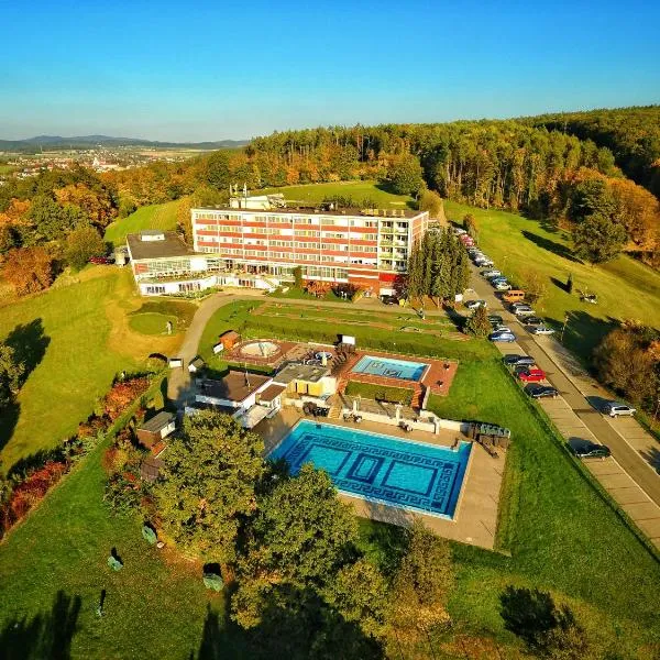 考斯特莱科温泉酒店，位于兹林的酒店