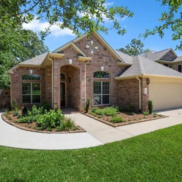 Spacious Conroe Home around 4 miles to the Lake，位于蒙哥马利的酒店