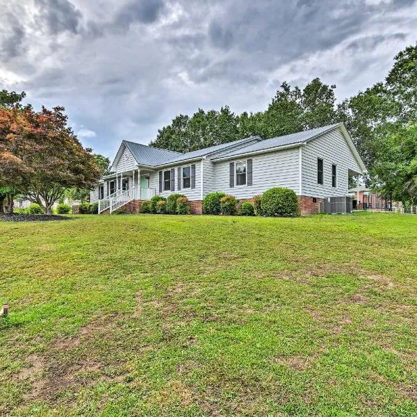 1 Mi to Cape Fear River Pet-Friendly Retreat，位于Lillington的酒店