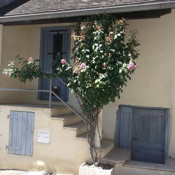 Chaleureuse petite maison avec jardin，位于Laval-de-Cère的酒店