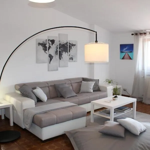 Spazioso appartamento (FREE PARKING)，位于卡斯特·迪·列瓦的酒店
