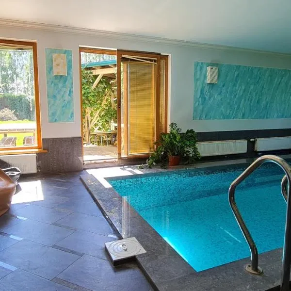 Spacious house with indoor pool & sauna.，位于察尔尼卡瓦的酒店