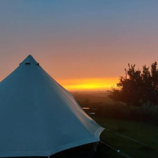 Disco tent secret garden glamping，位于Muston的酒店