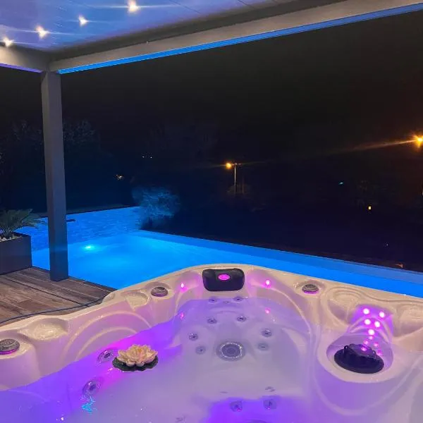 Suite romantique Le temps d'un Instant Loveroom Hammam jacuzzi piscine，位于Villeneuve的酒店