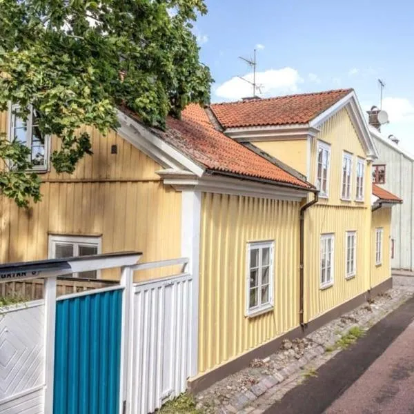 Central lägenhet i nyrenoverat 1700-talshus，位于Hasselö的酒店