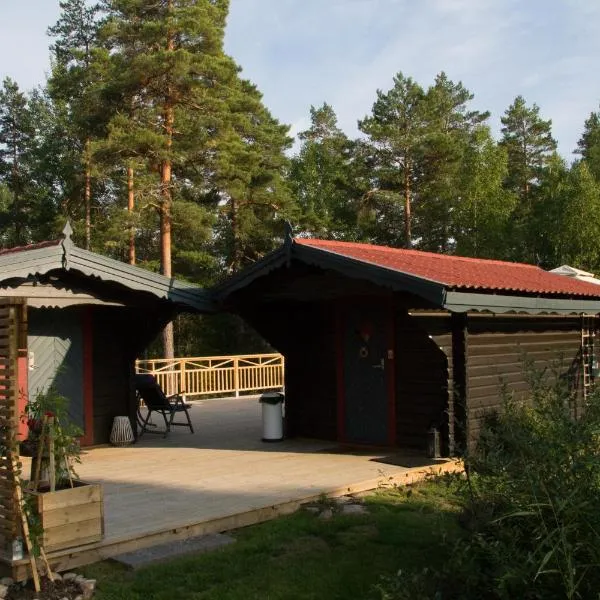 Timber cottages with jacuzzi and sauna near lake Vänern，位于Grums的酒店