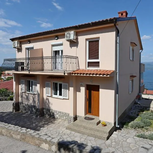 Apartments and rooms with parking space Vrbnik, Krk - 5299，位于瓦比尼科的酒店