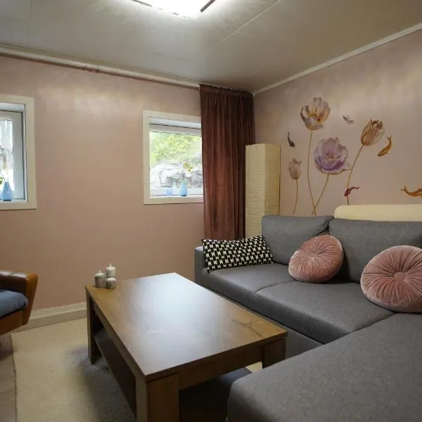 Small cozy apartment by the sea，位于Havøysund的酒店