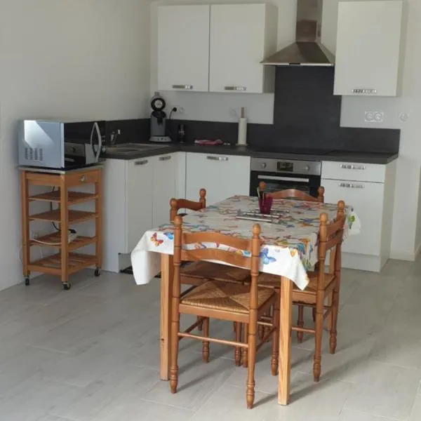 Les Rochettes, joli appartement, tout neuf, calme et paisible，位于Saint-Gervais-dʼAuvergne的酒店