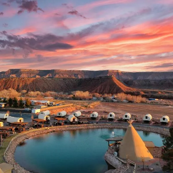 Zion White Bison Glamping & RV Resort，位于维尔京的酒店