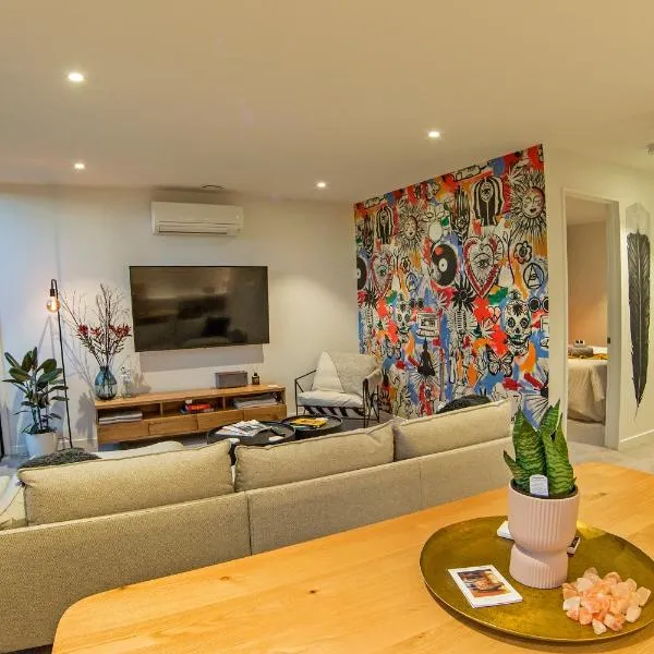 Funk in the City - Luxury Laneway Apartment with Single Garage，位于基督城的酒店