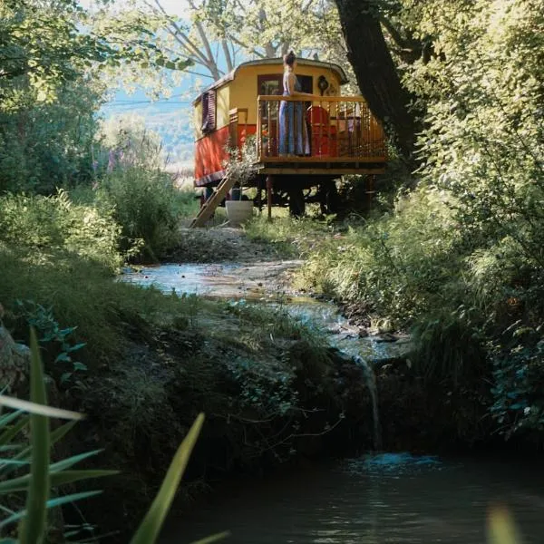 Roulotte Tzigane au bord du ruisseau - Drôme Provençale (2p)，位于La Répara的酒店