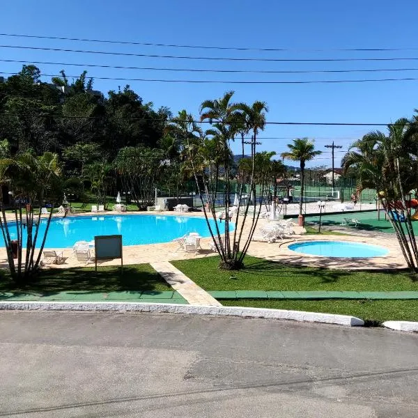 Apartamento até 10 pessoas na enseada Guarujá em condomínio clube praia piscinas salão jogos quadra futebol campo parquinho brinquedos Wi-fi Home office，位于瓜鲁雅的酒店