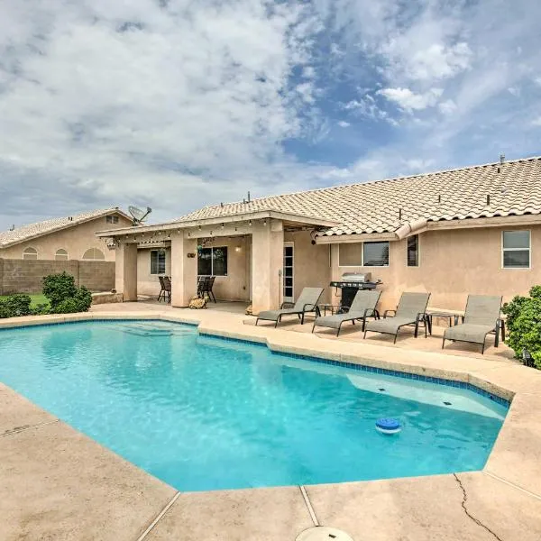 Sunny Yuma Retreat with Private Pool and Grill!，位于优马的酒店