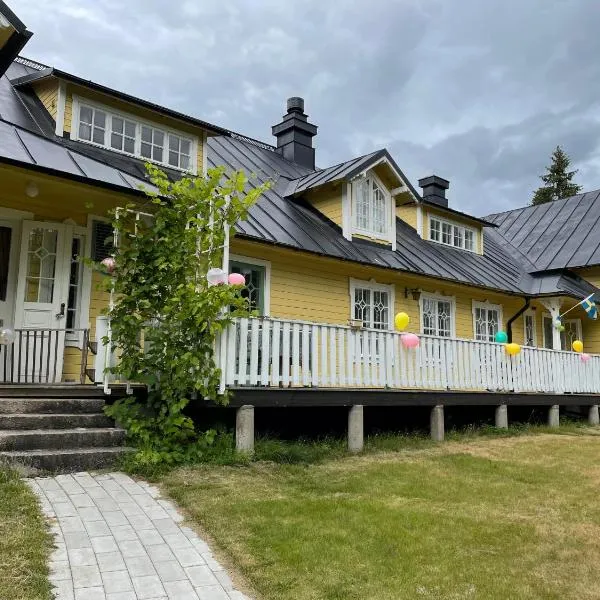 an old school house close to örbyhus slott，位于Tierp的酒店