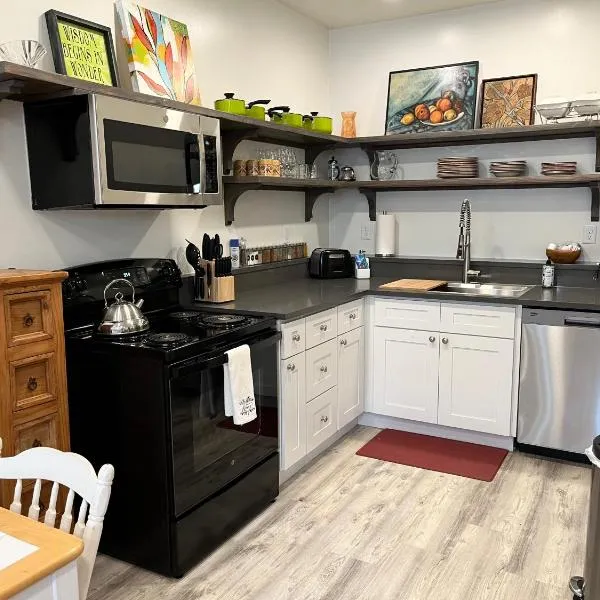 Cute 1 bedroom Ohana 10 miles from Eugene，位于克雷斯韦尔的酒店