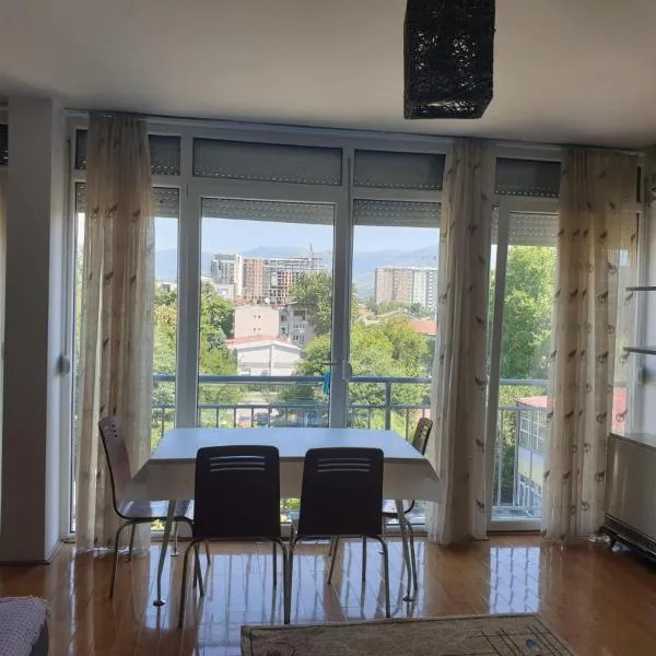 Skopje Center 3 Bedrooms with Kitchen and Private Bathroom，位于斯科普里的酒店
