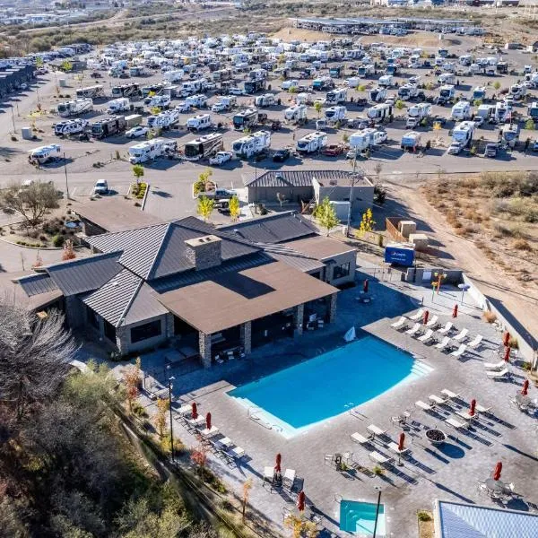 Verde Ranch RV Resort，位于坎普维德的酒店