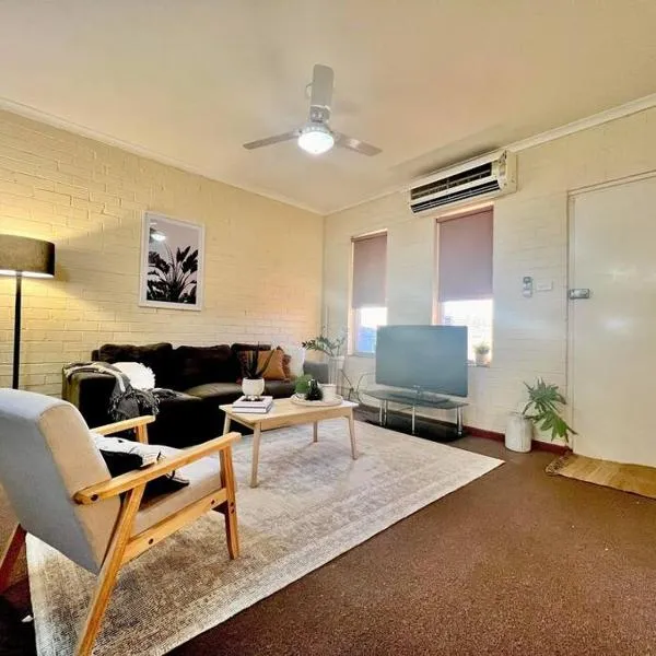 Neat 2 bedroom apartment, with free parking，位于南黑德兰的酒店