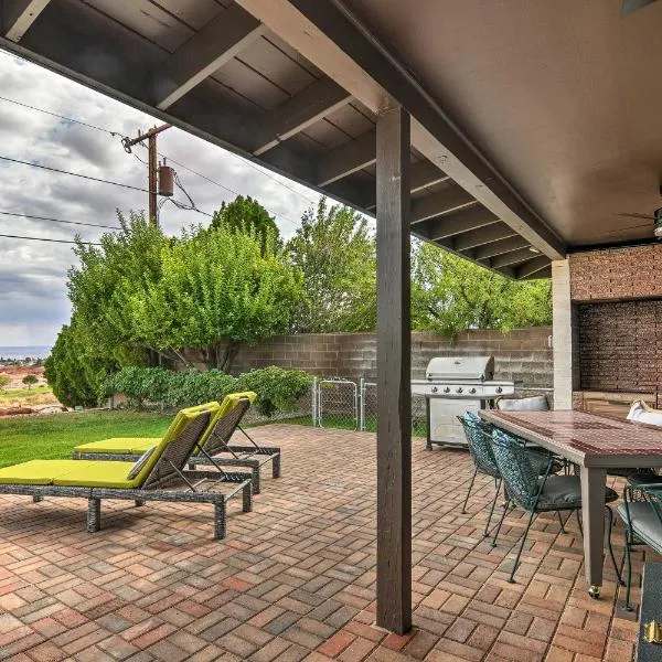 Mid-Century Page Retreat with Lake Powell Views!，位于佩吉的酒店