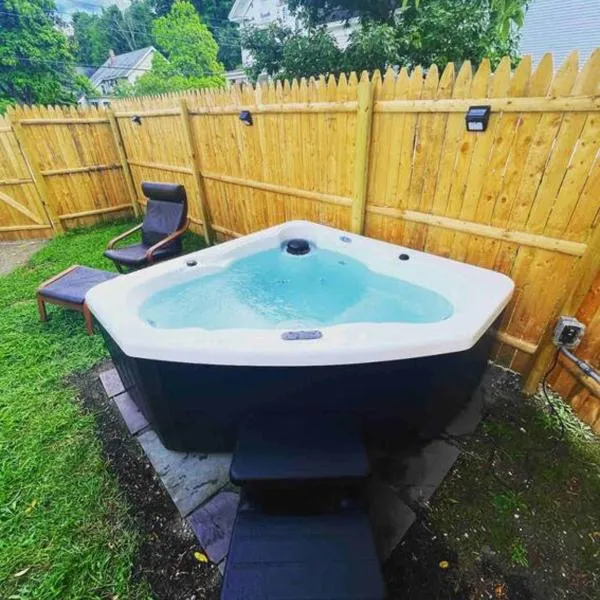 NEW!! Lovely unit w/ PRIVATE Hot Tub and patio!，位于Northfield的酒店