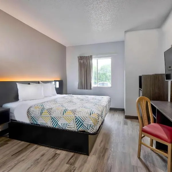 沃斯堡本布鲁克6号汽车旅馆，位于Benbrook的酒店