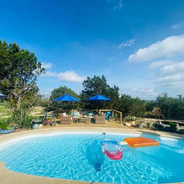 Cottage with Hot Tub and Pool Bandera, TX.，位于班德拉的酒店