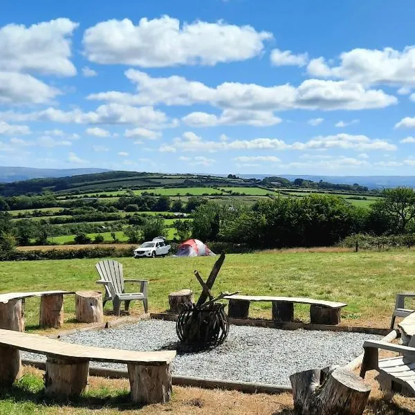 Summit Camping Kit Hill Cornwall Stunning Views Pitch Up or book Bella the Bell Tent，位于South Hill的酒店
