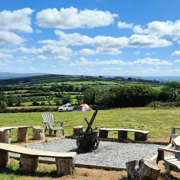 Summit Camping Kit Hill Stunning views Grass pitch or upgrade to Bell tent hire，位于Kelly的酒店