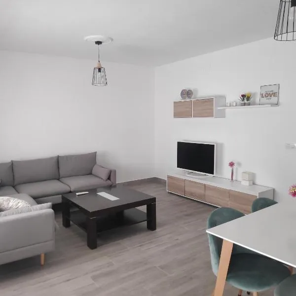 Apartamento espacioso, nuevo, luminoso y acogedor，位于卡萨尔德卡塞雷斯的酒店